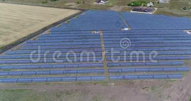 一座太阳能发电厂的全景图、一排太阳能电池板、太阳能电池板、太阳能发电厂的空中景观
